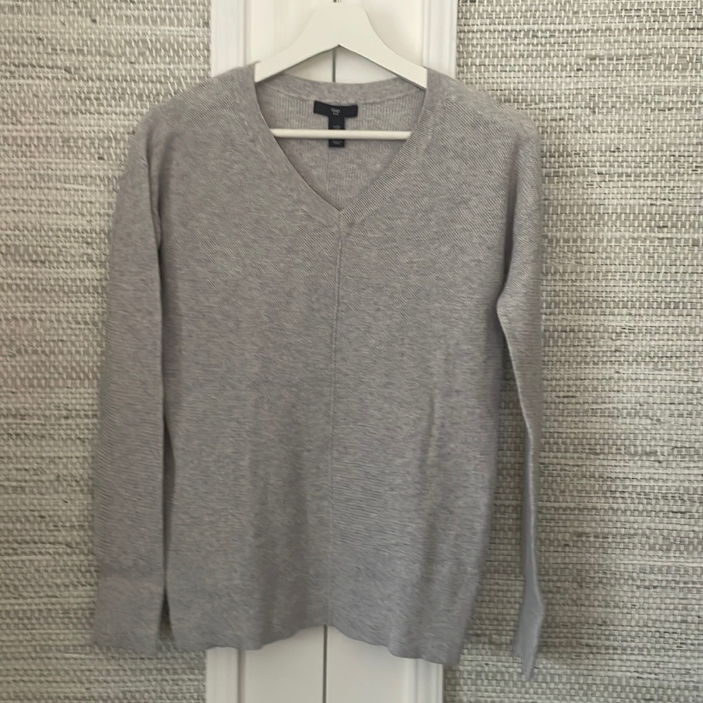 V neck Gap sweater